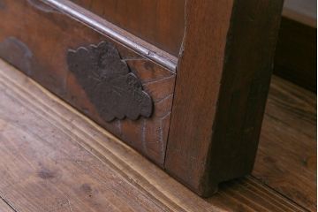 和製アンティーク　総ケヤキ材　存在感抜群の大黒天の金具が目を引く蔵戸(引き戸、建具、玄関戸)