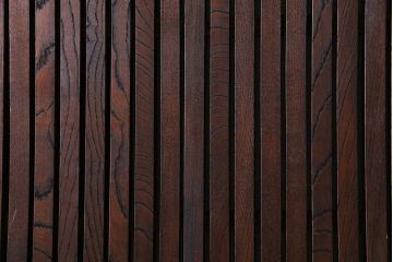 和製アンティーク　総ケヤキ材　存在感抜群の大黒天の金具が目を引く蔵戸(引き戸、建具、玄関戸)