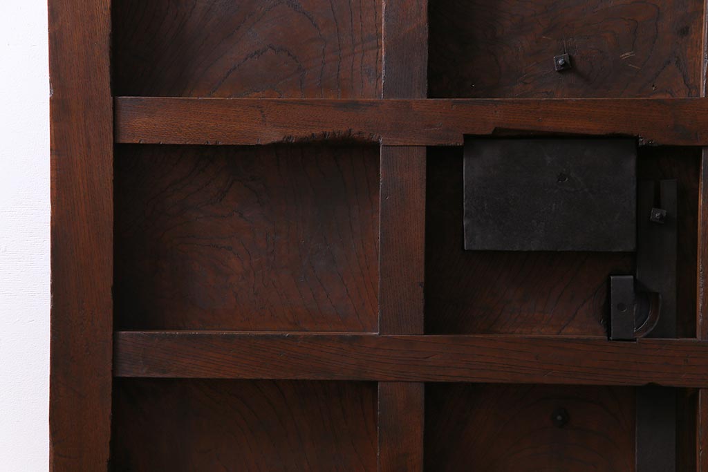 和製アンティーク　総ケヤキ材　存在感抜群の大黒天の金具が目を引く蔵戸(引き戸、建具、玄関戸)