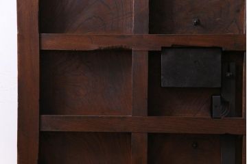 和製アンティーク　総ケヤキ材　存在感抜群の大黒天の金具が目を引く蔵戸(引き戸、建具、玄関戸)