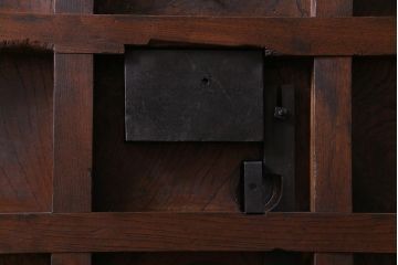 和製アンティーク　総ケヤキ材　存在感抜群の大黒天の金具が目を引く蔵戸(引き戸、建具、玄関戸)