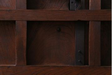 和製アンティーク　総ケヤキ材　存在感抜群の大黒天の金具が目を引く蔵戸(引き戸、建具、玄関戸)