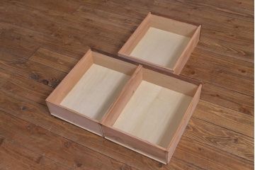 ラフジュ工房オリジナル　古建具リメイク　大正ロマンの雰囲気を演出する色ガラス入り戸棚(収納棚)