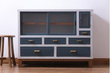 ペイント家具　シャビーシックなお部屋にも似合う日本製の脚付きキャビネット(収納棚)