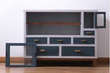 ペイント家具　シャビーシックなお部屋にも似合う日本製の脚付きキャビネット(収納棚)