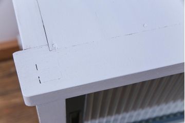 ペイント家具　シャビーシックなお部屋にも似合う日本製の脚付きキャビネット(収納棚)