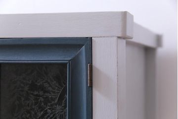 ペイント家具　シャビーシックなお部屋にも似合う日本製の脚付きキャビネット(収納棚)