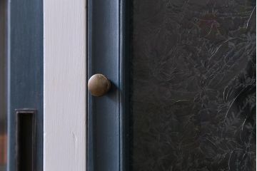 ペイント家具　シャビーシックなお部屋にも似合う日本製の脚付きキャビネット(収納棚)