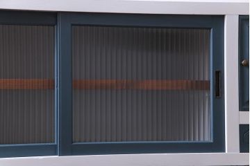 ペイント家具　シャビーシックなお部屋にも似合う日本製の脚付きキャビネット(収納棚)