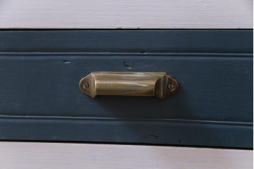 ペイント家具　シャビーシックなお部屋にも似合う日本製の脚付きキャビネット(収納棚)