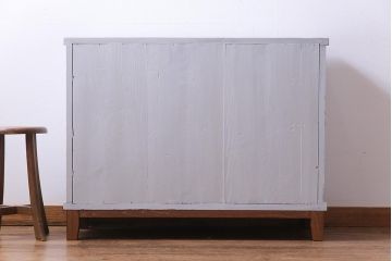 ペイント家具　シャビーシックなお部屋にも似合う日本製の脚付きキャビネット(収納棚)