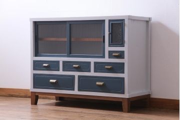ペイント家具　シャビーシックなお部屋にも似合う日本製の脚付きキャビネット(収納棚)