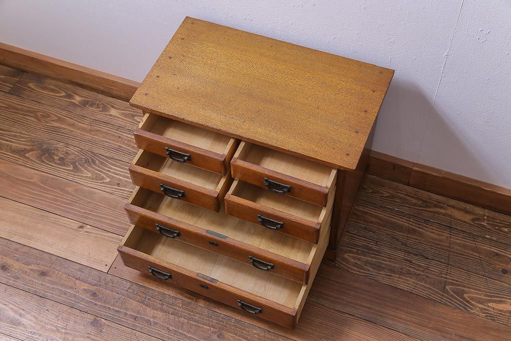 アンティーク家具　和製アンティーク　タモ材　細かな木目と風合いに味わいがある小振りな引き出し(小物収納)