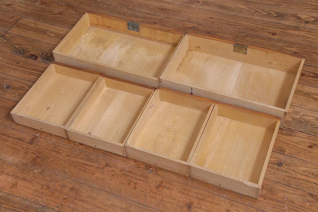 アンティーク家具　和製アンティーク　タモ材　細かな木目と風合いに味わいがある小振りな引き出し(小物収納)