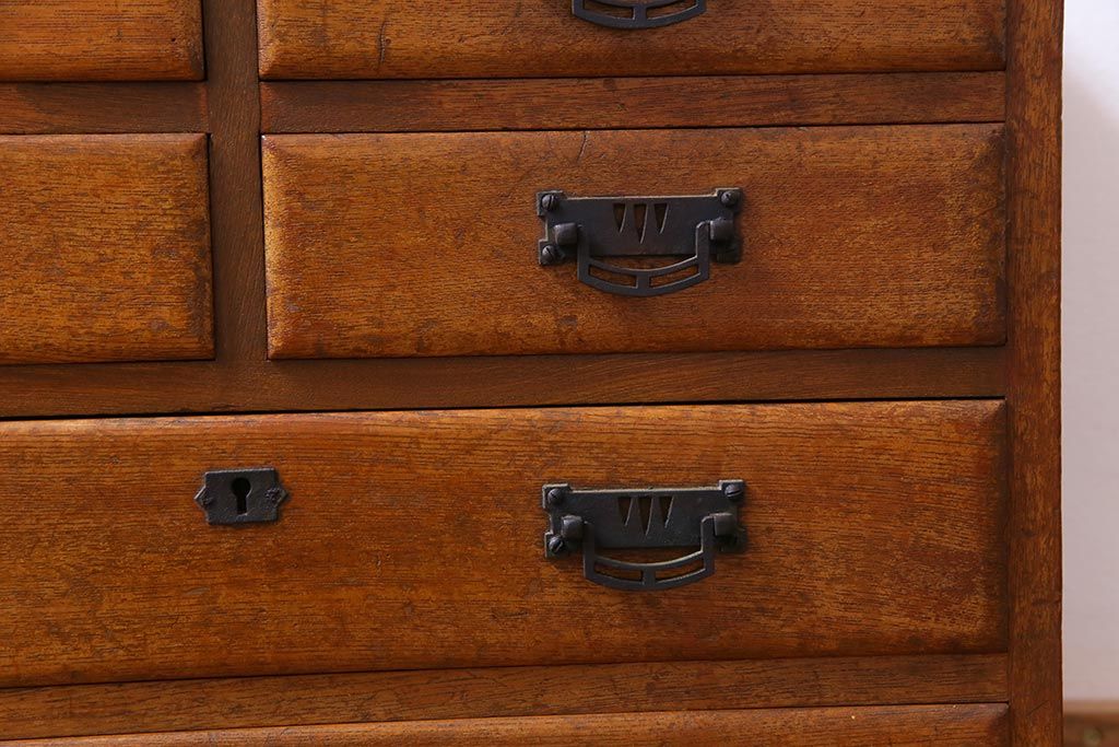 アンティーク家具　和製アンティーク　タモ材　細かな木目と風合いに味わいがある小振りな引き出し(小物収納)