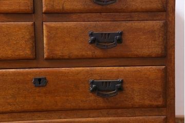 アンティーク家具　和製アンティーク　タモ材　細かな木目と風合いに味わいがある小振りな引き出し(小物収納)
