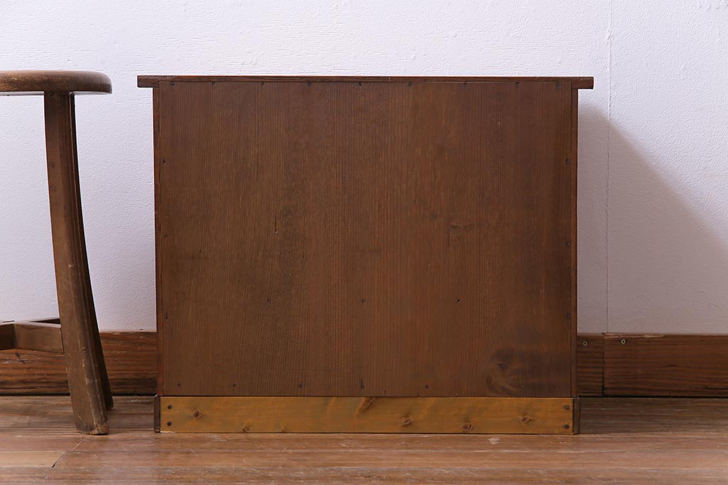 アンティーク家具　和製アンティーク　タモ材　細かな木目と風合いに味わいがある小振りな引き出し(小物収納)