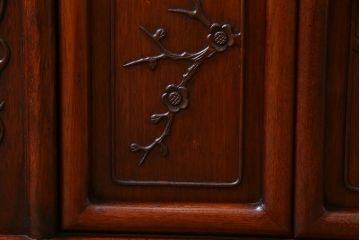 ビンテージ　民芸家具　カリン材　梅の木と小鳥の彫刻の飾り棚(茶棚、収納棚、花梨材)