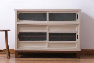 リメイク家具　結霜ガラス　淡いペイントカラーが柔らかな印象与えるレトロなキャビネット(リビングボード、収納棚)