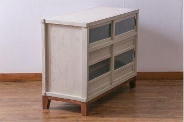 リメイク家具　結霜ガラス　淡いペイントカラーが柔らかな印象与えるレトロなキャビネット(リビングボード、収納棚)