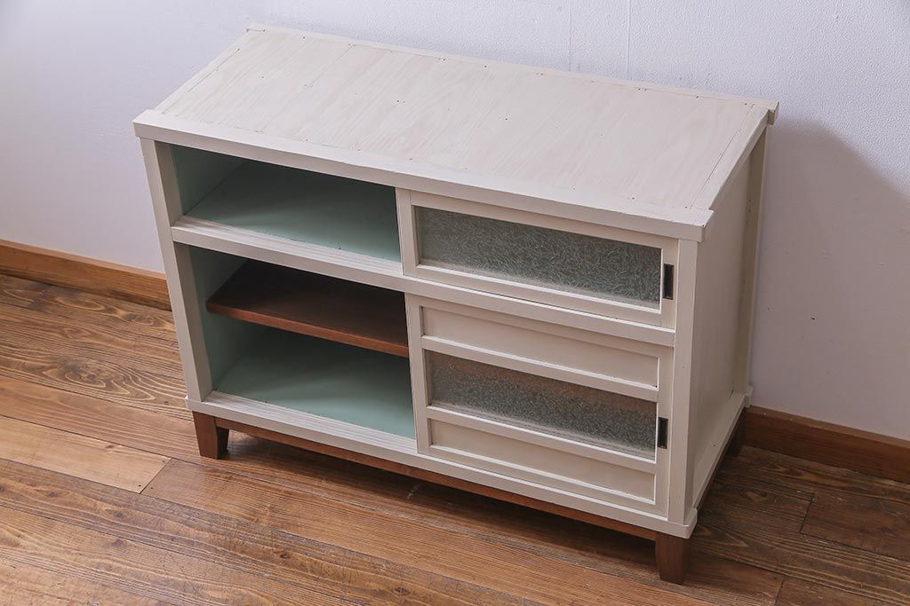 リメイク家具　結霜ガラス　淡いペイントカラーが柔らかな印象与えるレトロなキャビネット(リビングボード、収納棚)
