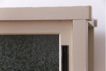リメイク家具　結霜ガラス　淡いペイントカラーが柔らかな印象与えるレトロなキャビネット(リビングボード、収納棚)