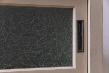 リメイク家具　結霜ガラス　淡いペイントカラーが柔らかな印象与えるレトロなキャビネット(リビングボード、収納棚)