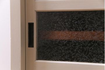 リメイク家具　結霜ガラス　淡いペイントカラーが柔らかな印象与えるレトロなキャビネット(リビングボード、収納棚)