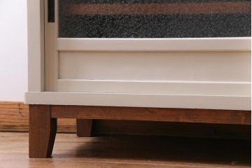 リメイク家具　結霜ガラス　淡いペイントカラーが柔らかな印象与えるレトロなキャビネット(リビングボード、収納棚)