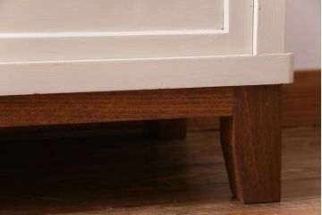 リメイク家具　結霜ガラス　淡いペイントカラーが柔らかな印象与えるレトロなキャビネット(リビングボード、収納棚)