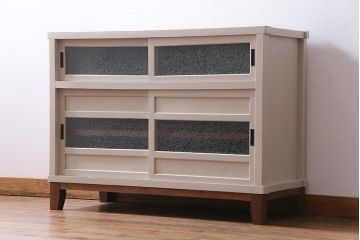 リメイク家具　結霜ガラス　淡いペイントカラーが柔らかな印象与えるレトロなキャビネット(リビングボード、収納棚)