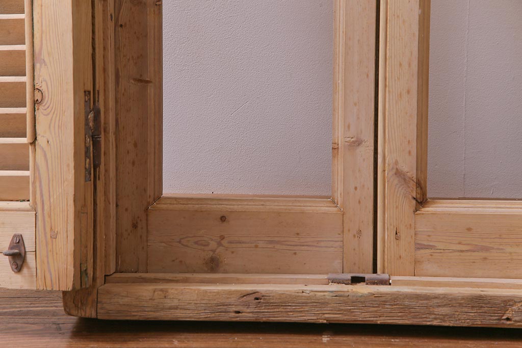 アンティーク雑貨　フランスアンティーク　グレモン錠　素朴でシャビーな木肌がお洒落なヴォレー付きの窓枠(ルーバー、雨戸、サッシ)