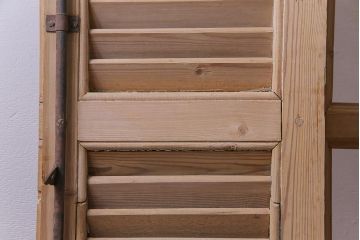 アンティーク雑貨　フランスアンティーク　グレモン錠　素朴でシャビーな木肌がお洒落なヴォレー付きの窓枠(ルーバー、雨戸、サッシ)