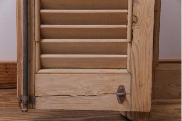 アンティーク雑貨　フランスアンティーク　グレモン錠　素朴でシャビーな木肌がお洒落なヴォレー付きの窓枠(ルーバー、雨戸、サッシ)