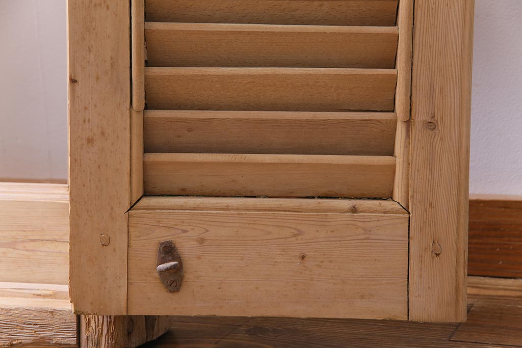 アンティーク雑貨　フランスアンティーク　グレモン錠　素朴でシャビーな木肌がお洒落なヴォレー付きの窓枠(ルーバー、雨戸、サッシ)