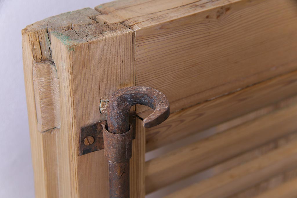 アンティーク雑貨　フランスアンティーク　グレモン錠　素朴でシャビーな木肌がお洒落なヴォレー付きの窓枠(ルーバー、雨戸、サッシ)