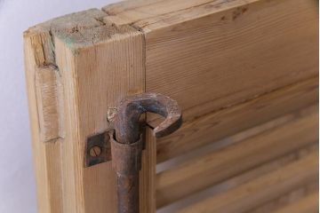 アンティーク雑貨　フランスアンティーク　グレモン錠　素朴でシャビーな木肌がお洒落なヴォレー付きの窓枠(ルーバー、雨戸、サッシ)