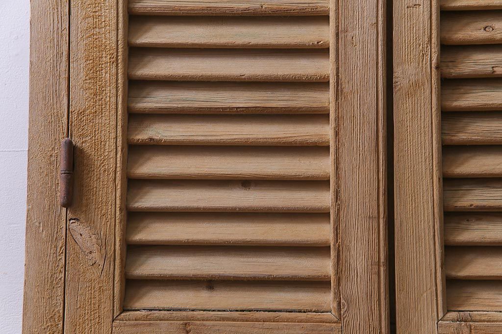 アンティーク雑貨　フランスアンティーク　グレモン錠　素朴でシャビーな木肌がお洒落なヴォレー付きの窓枠(ルーバー、雨戸、サッシ)