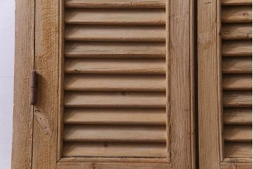 アンティーク雑貨　フランスアンティーク　グレモン錠　素朴でシャビーな木肌がお洒落なヴォレー付きの窓枠(ルーバー、雨戸、サッシ)