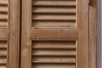 アンティーク雑貨　フランスアンティーク　グレモン錠　素朴でシャビーな木肌がお洒落なヴォレー付きの窓枠(ルーバー、雨戸、サッシ)