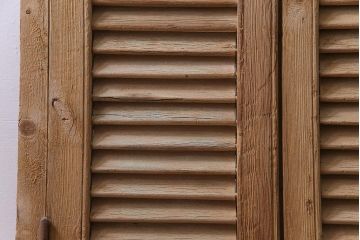 アンティーク雑貨　フランスアンティーク　グレモン錠　素朴でシャビーな木肌がお洒落なヴォレー付きの窓枠(ルーバー、雨戸、サッシ)