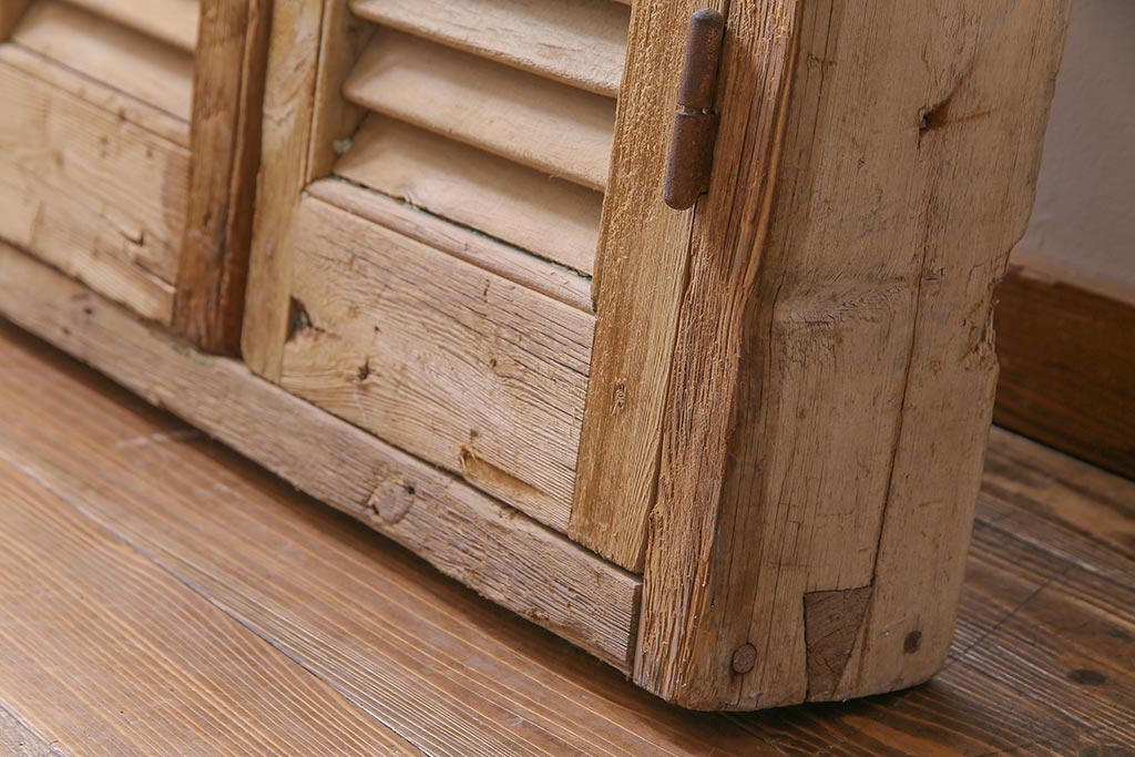 アンティーク雑貨　フランスアンティーク　グレモン錠　素朴でシャビーな木肌がお洒落なヴォレー付きの窓枠(ルーバー、雨戸、サッシ)