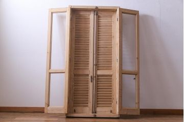 アンティーク雑貨　フランスアンティーク　グレモン錠　素朴でシャビーな木肌がお洒落なヴォレー付きの窓枠(ルーバー、雨戸、サッシ)