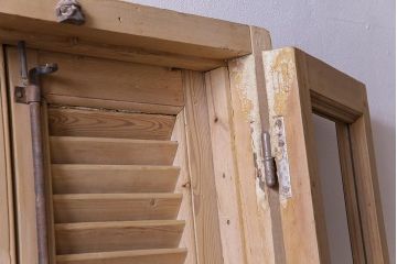 アンティーク雑貨　フランスアンティーク　グレモン錠　素朴でシャビーな木肌がお洒落なヴォレー付きの窓枠(ルーバー、雨戸、サッシ)