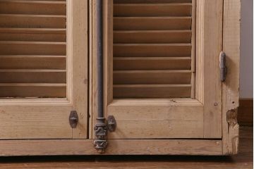 アンティーク雑貨　フランスアンティーク　グレモン錠　素朴でシャビーな木肌がお洒落なヴォレー付きの窓枠(ルーバー、雨戸、サッシ)