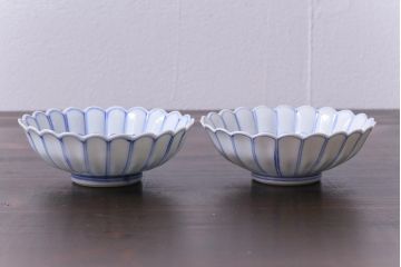 和製アンティーク　江戸期　染付　花の形が魅力的な菊図小鉢(向付、小皿、深皿)2枚セット