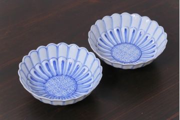 和製アンティーク　江戸期　染付　花の形が魅力的な菊図小鉢(向付、小皿、深皿)2枚セット