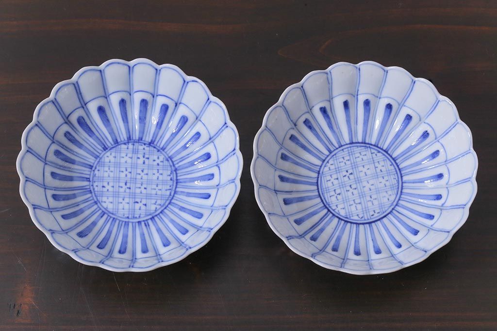 和製アンティーク　江戸期　染付　花の形が魅力的な菊図小鉢(向付、小皿、深皿)2枚セット