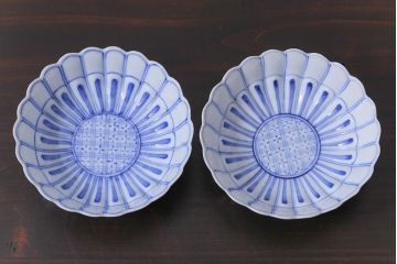 和製アンティーク　江戸期　染付　花の形が魅力的な菊図小鉢(向付、小皿、深皿)2枚セット
