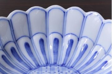 和製アンティーク　江戸期　染付　花の形が魅力的な菊図小鉢(向付、小皿、深皿)2枚セット